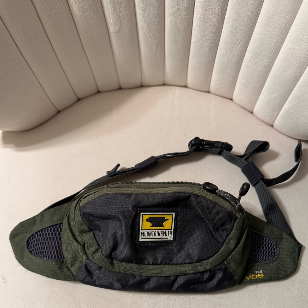 MOUNTAINSMITH Hip Pack